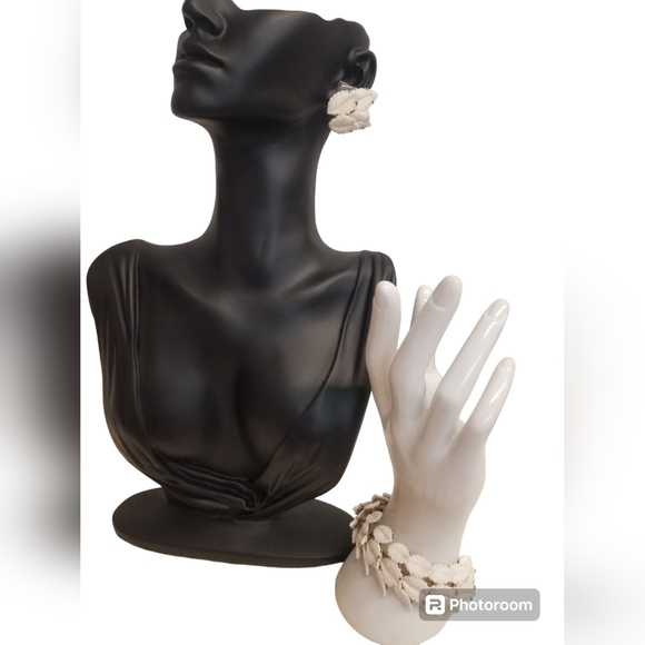 VINTAGE 1950s WHITE THERMOSET LEAF DESIGN BRACELET & CLIP ON EARRINGS SET - Picture 1 of 5